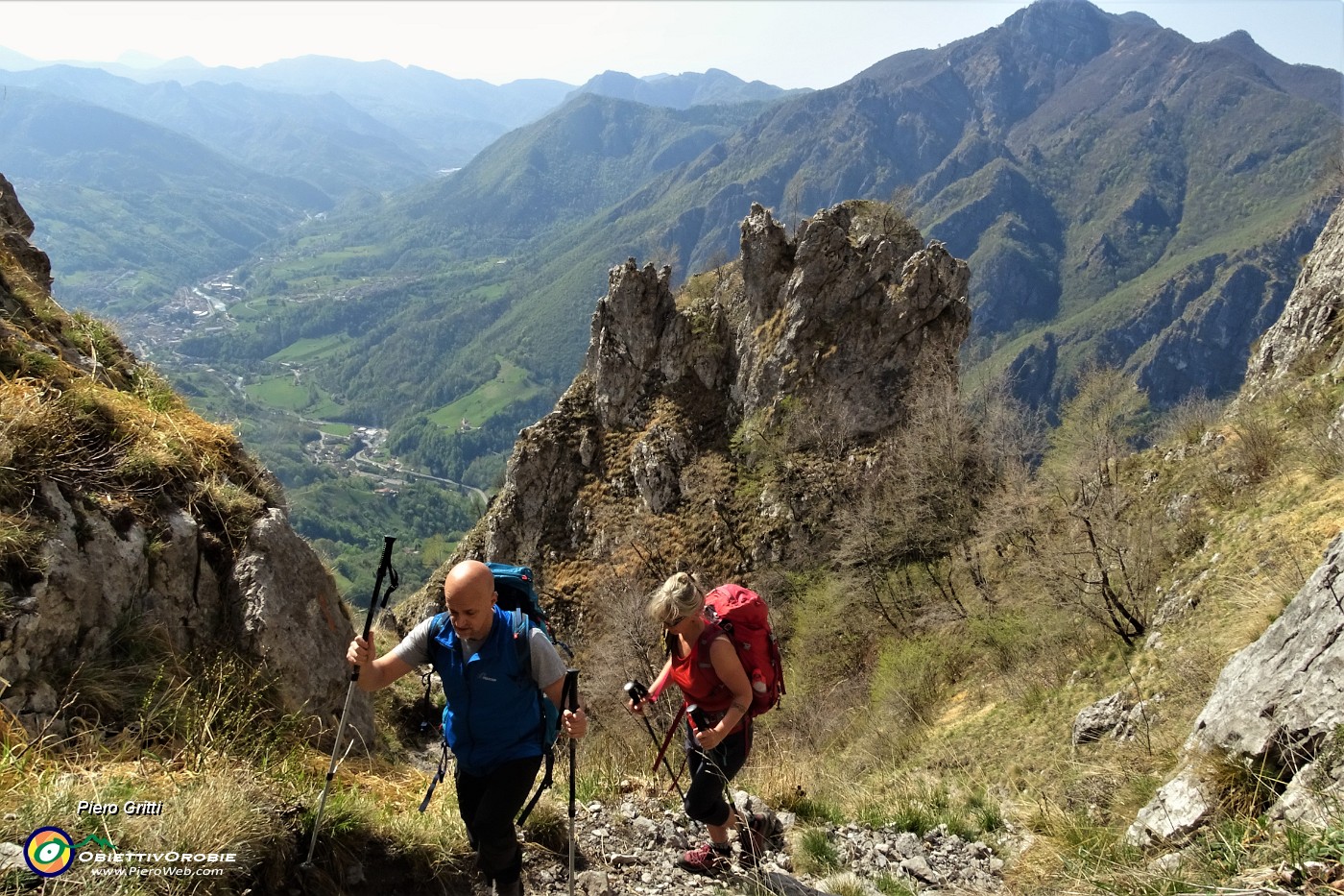 41 In ripida salita con vista alle spalle sulla media Valle Brembana.JPG